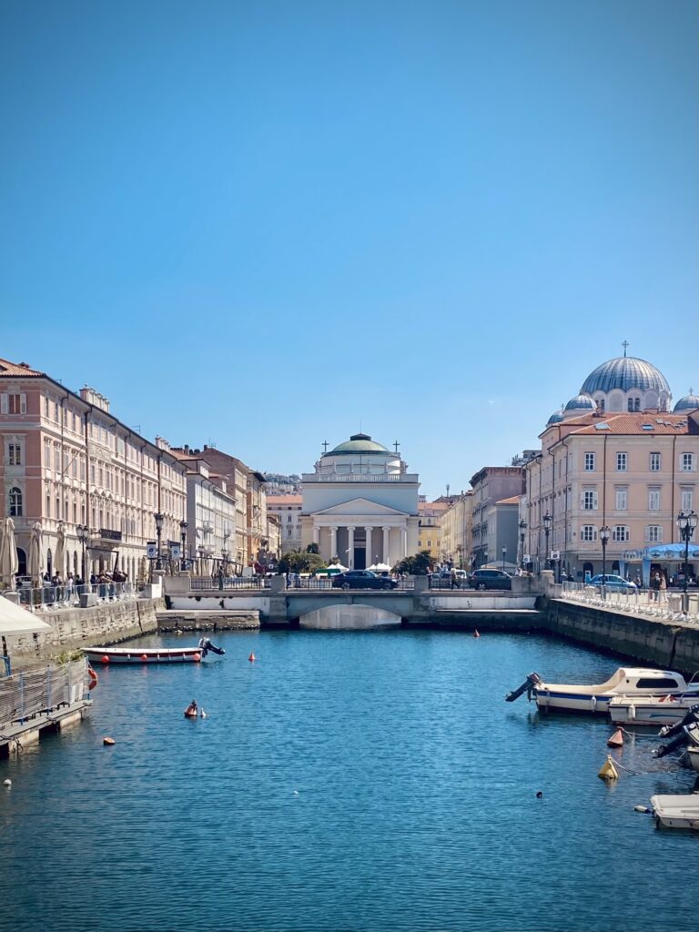 treste sul lago della costa-a075